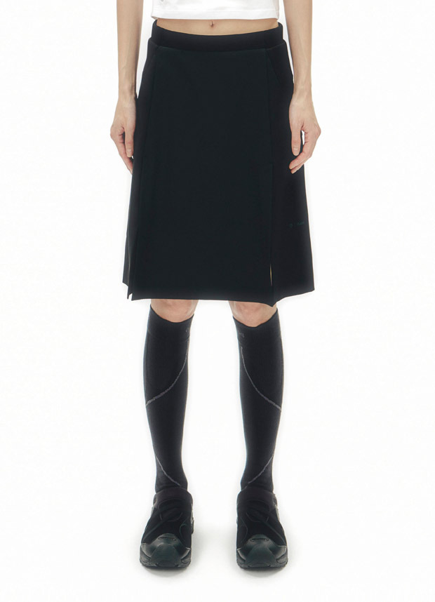 【OJOS】24fw OJOS X DESCENTE Slit Detail Skirt Pants OJOS x DESCENTE Slit Detail Skirt Pants SP322HSK99 – DALAC SEOUL